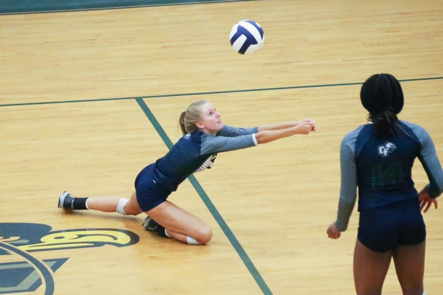 Paityn Walker (10) saves the ball from hitting the floor.