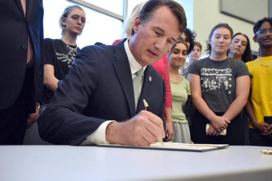 Governor Youngkin signs Executive Directive 3, creating new pathways for teachers.