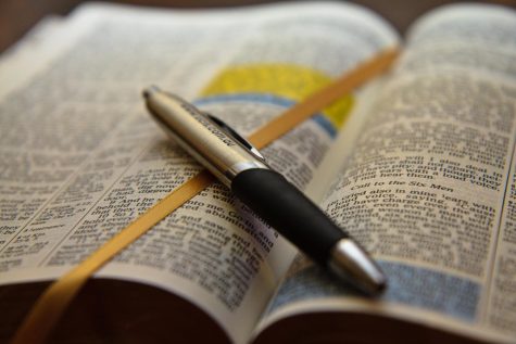 Creative Commons photo of a pen on top of a Bible.